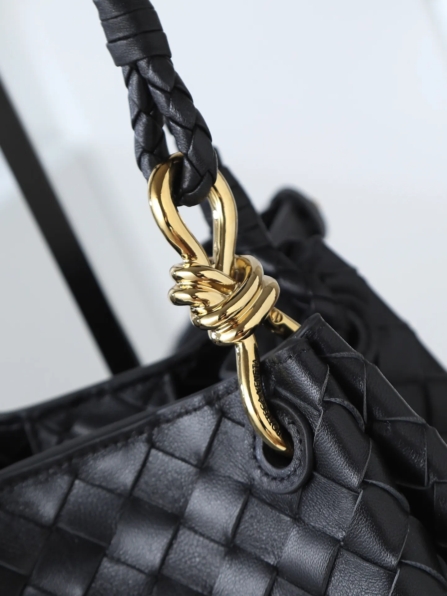 1250. Home B has a new product! Andiamo combines archive parachute handbags to inherit retro elements and integrate modern trends. The same style as Shu Qi's Night in Beijing. It is a continuation of the classic bag. It has three functions: hand carry, shoulder and cross-body. It is embellished with metal brass knot buckles. It is small and has an amazing capacity. It can easily hold all kinds of daily necessities with a box, sunglasses, small bottle, water powder, charger, and the upper body is versatile. Style number: 796569 Size: 21*17*16.5cm